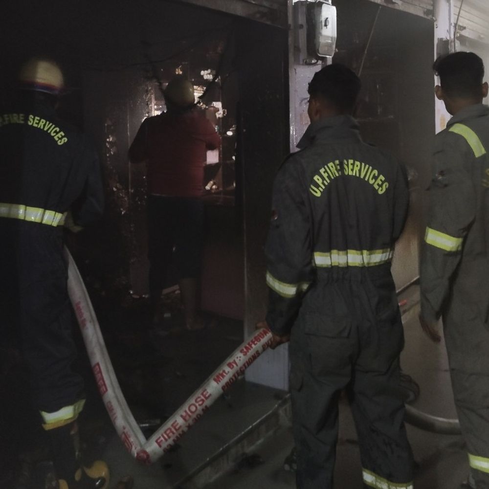 हाथरस में शॉर्ट सर्किट से कॉम्प्लेक्स में लगी आग:मेडिकल स्टोर से फैली, दमकल कर्मियों ने पाया काबू, लाखों का नुकसान