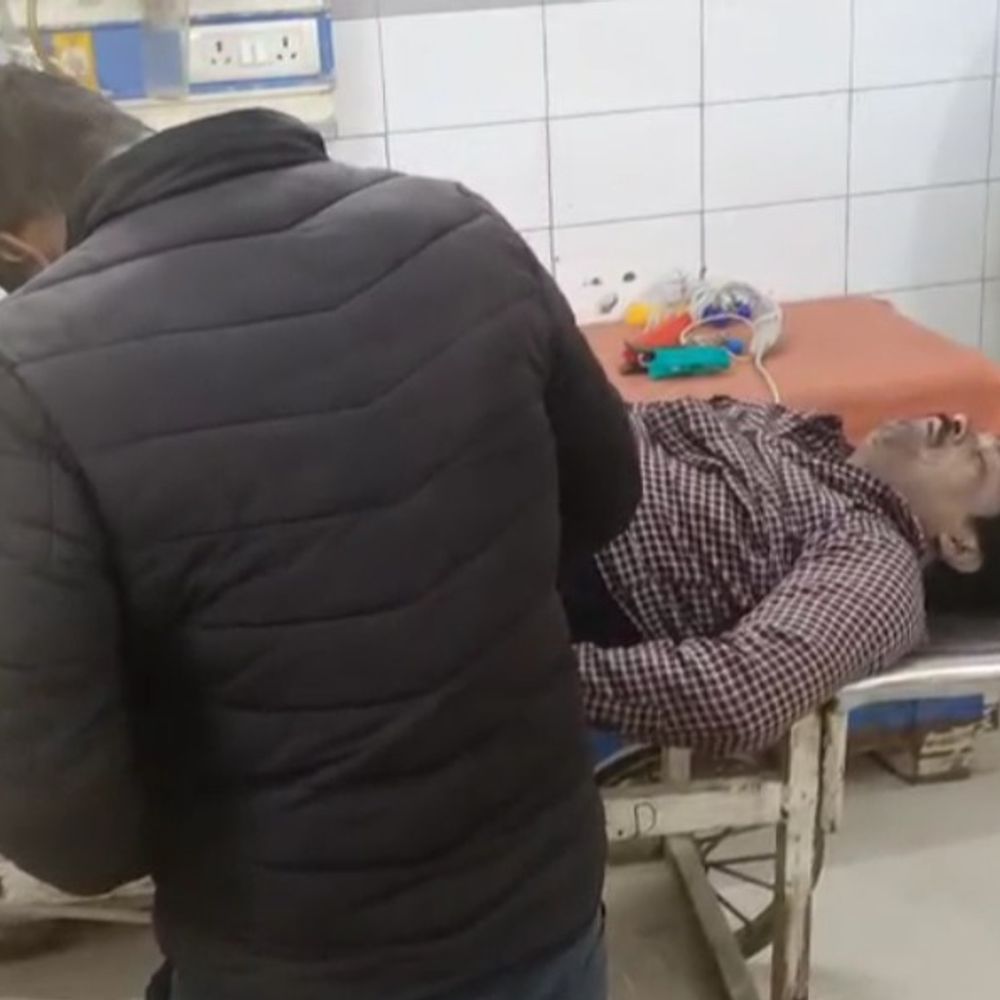 एटा में खड़े ट्रक से टकराई मैक्स पिकअप:चालक की मौत, खलासी गंभीर रूप से घायल