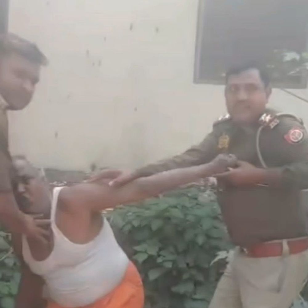 देवरिया में बुजुर्ग ने दारोगा की कॉलर पकड़ी, VIDEO:पुलिस चौकी से सटी जमीन को लेकर विवाद, ईंट उठाकर मारने की कोशिश