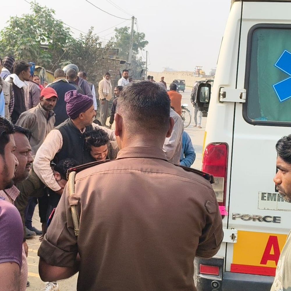 टूरिस्ट बस की टक्कर से साइकिल सवार की मौत:आक्रोशित ग्रामीणों ने शव रखकर NH24 किया जाम, चालक हिरासत में