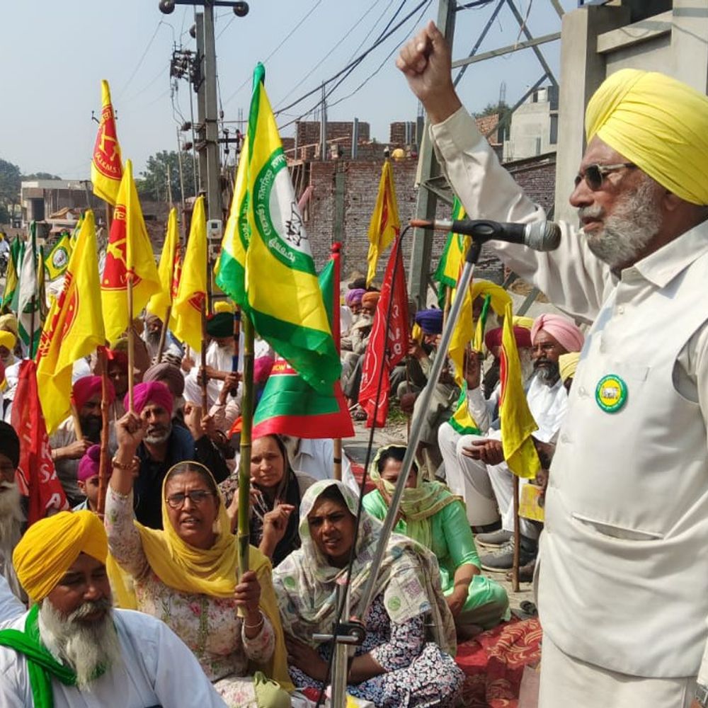 मोगा में विधायक के घर पर किसानों का धरना:  केंद्र-राज्य सरकारों की नीतियों और कानूनों का विरोध, बड़ा आंदोलन छेड़ने की चेतावनी – Moga News