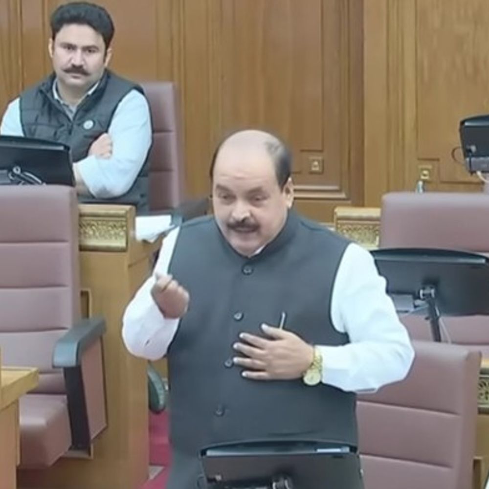 बस्ती डीएम का सीयूजी फोन नहीं उठा:एमएलसी ने विधान परिषद में उठाया मुद्दा, कहा- यह जनप्रतिनिधियों के सम्मान की बात