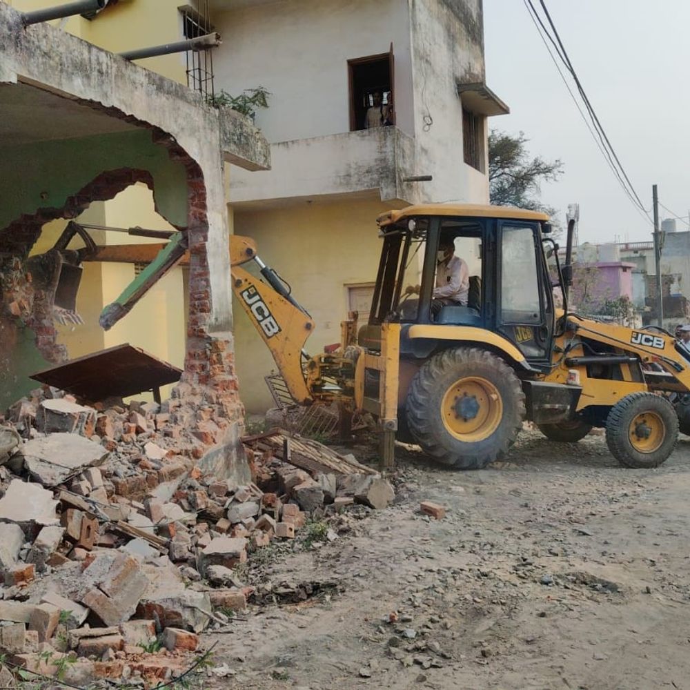 जेसीबी से तोड़े पक्के कब्जे, सड़क निर्माण का रास्ता साफ:  15 मकान मालिकों ने सड़क के हिस्से पर दीवार, शौचालय बनाए थे – Betul News