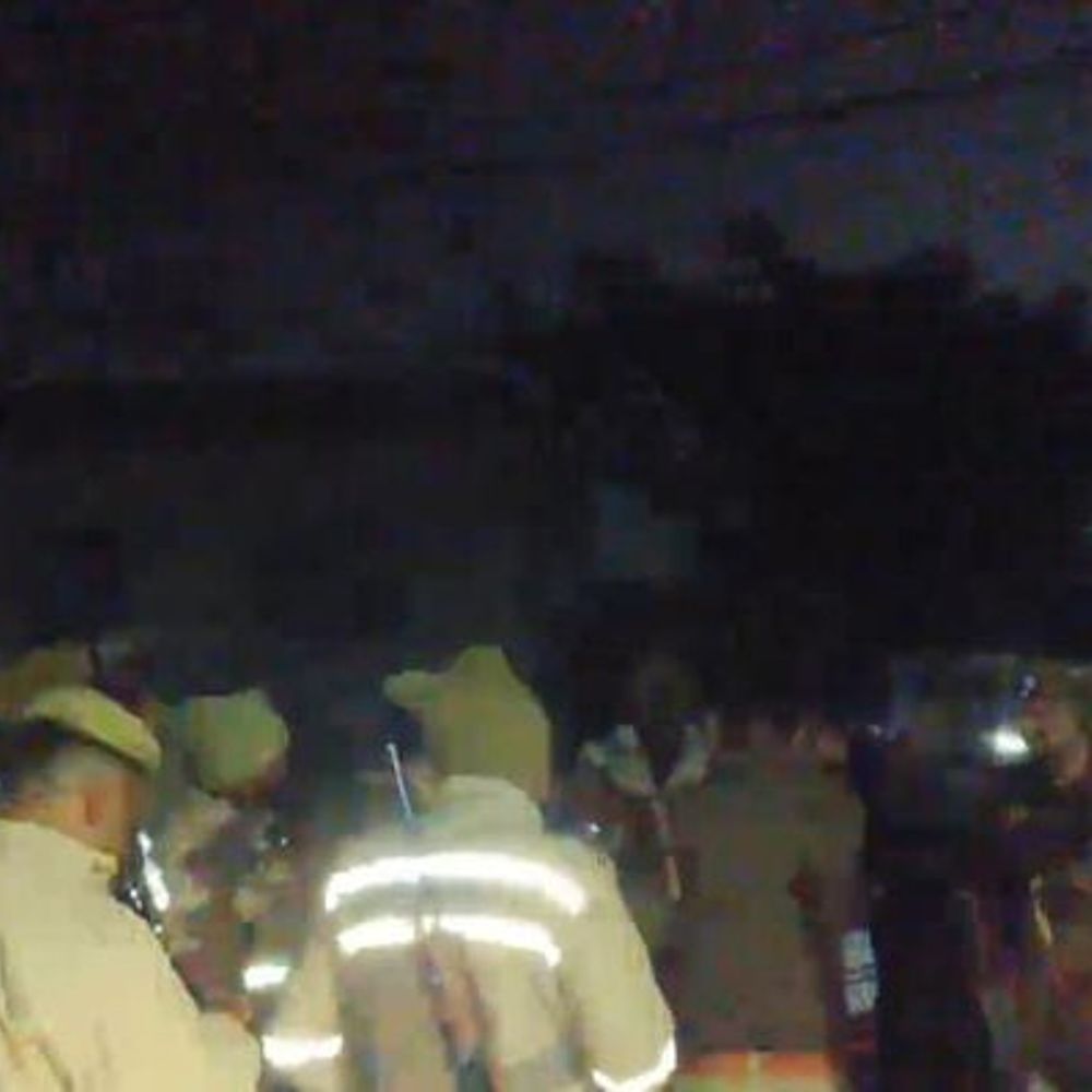 कौशांबी में पुलिस-राजस्व टीम पर पथराव:गौराहार गांव में कब्जा हटाने गई टीम पर हमला, कई हिरासत में