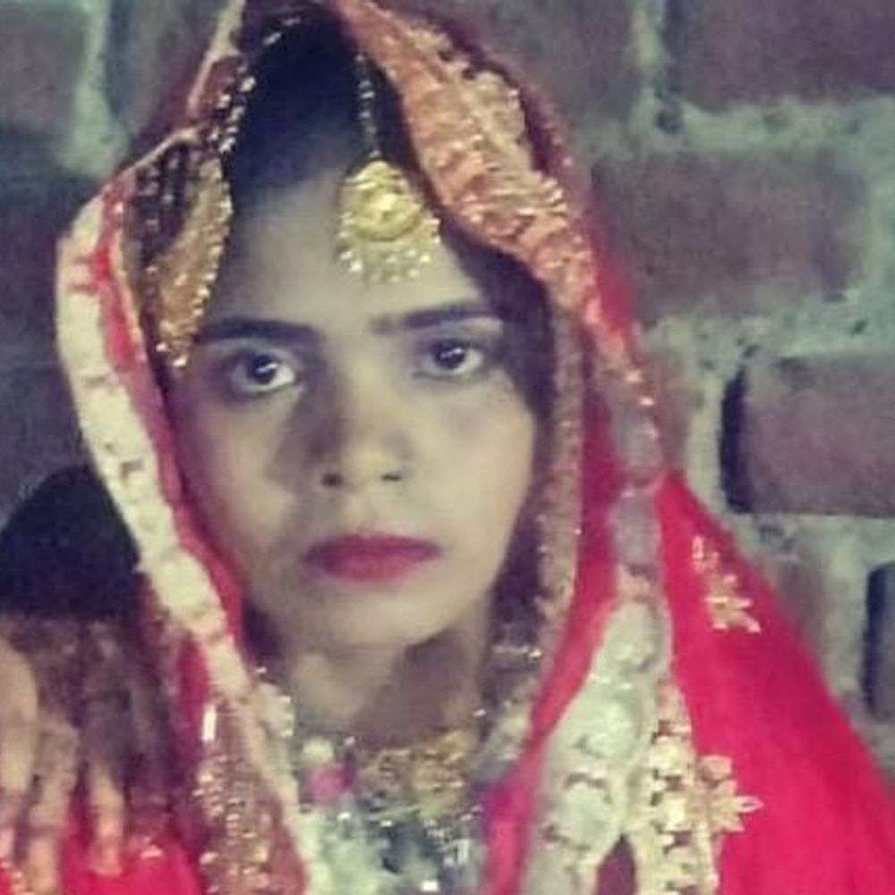 कासगंज में विवाहिता का शव फंदे से लटका मिला:मायके वालों ने पति और ससुरालियों पर हत्या का आरोप लगाया, कहा- बेटी को प्रताड़ित करते थे