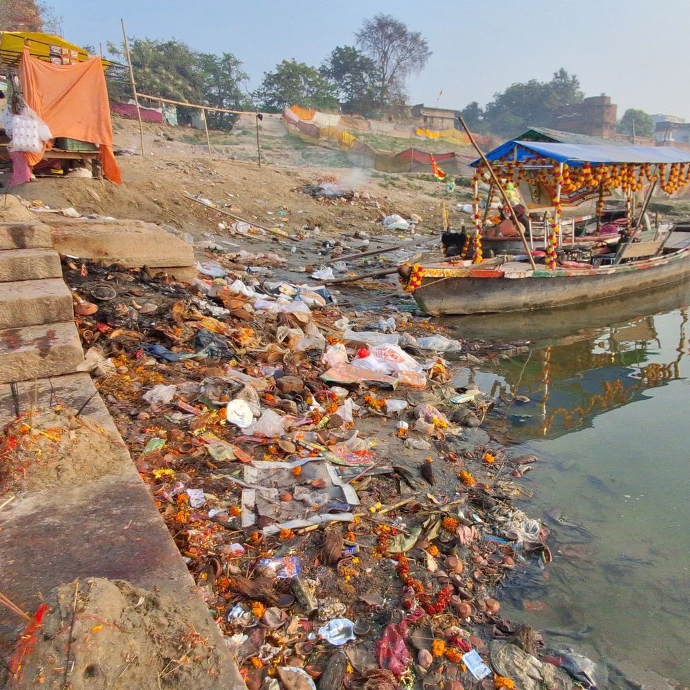 गाजीपुर के ददरी घाट पर कूड़े का ढेर:सफाई व्यवस्था की लापरवाही से पवित्रता पर सवाल