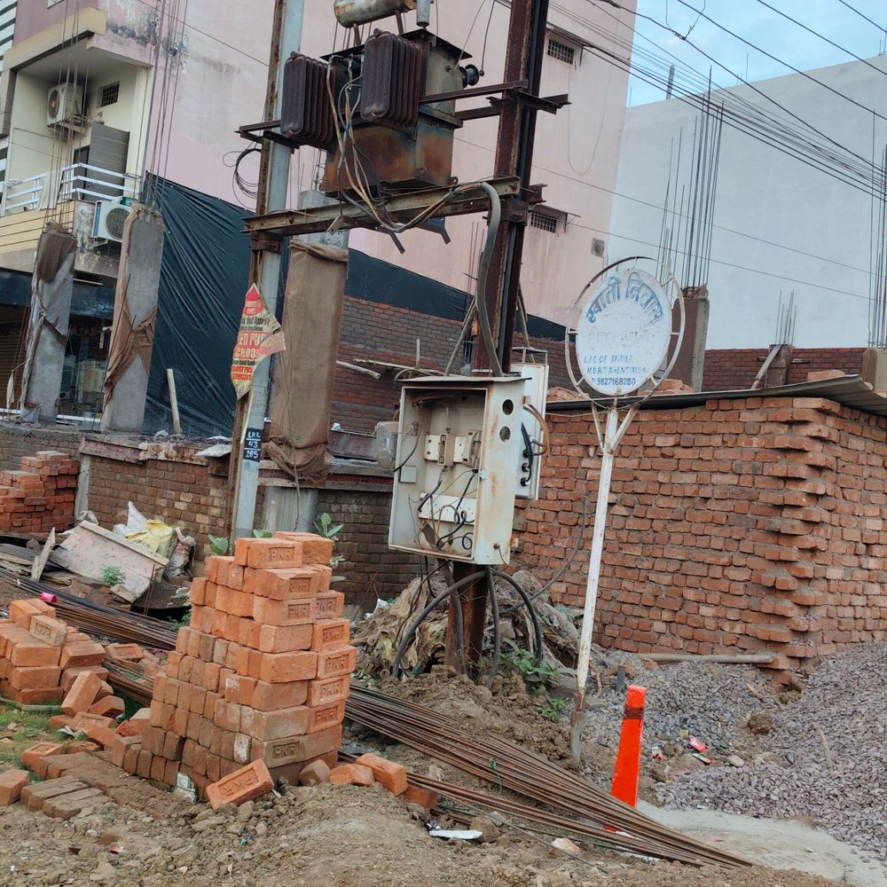 जनता कॉलोनी में सड़क भूमि पर कब्जे का आरोप:  स्थानीय लोगों ने गृह निर्माण मंडल और निगम से कार्रवाई की मांग की – Rajnandgaon News