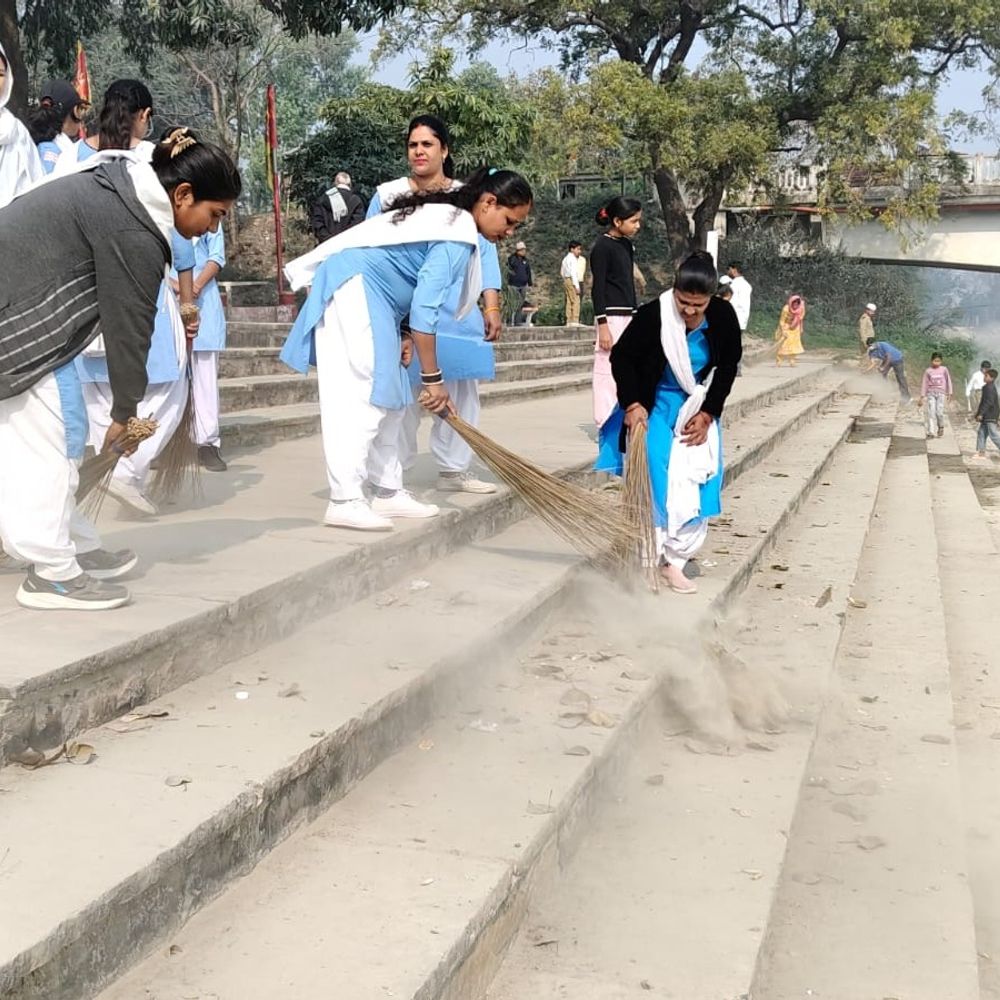 संत निरंकारी मिशन ने 'स्वच्छ जल, स्वच्छ मन' अभियान चलाया:बलरामपुर के राप्ती घाट पर की सफाई, छात्रों ने भी किया श्रमदान