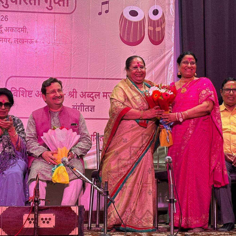 लखनऊ में आमोद आश्रम की लोकगीत कार्यशाला का समापन:65 से अधिक महिलाओं ने होली गीतों की प्रस्तुति दी