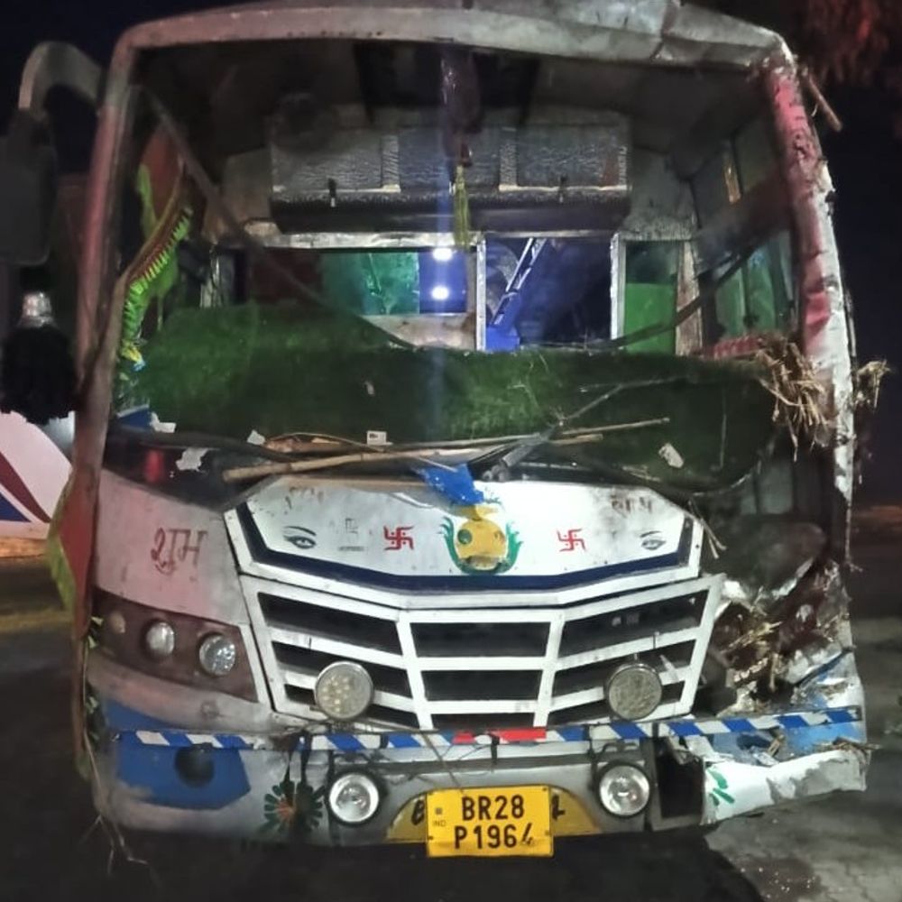 कुशीनगर में स्कूल बस ओवरलोड ट्रैक्टर-ट्रॉली से टकराई:स्टाफ समेत 6 घायल, ऑटो को बचाने में बस हुई बेकाबू