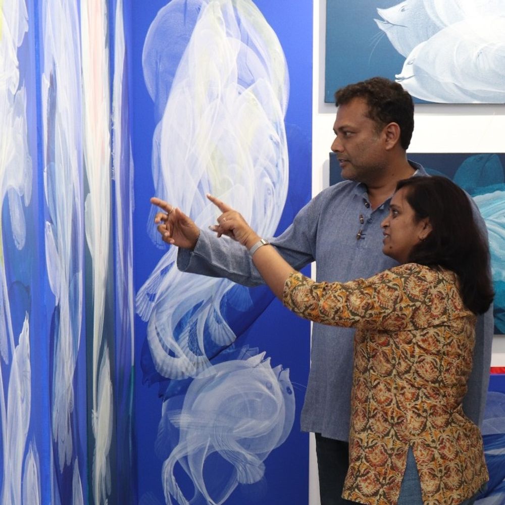 कलाकार की 50 वर्षों की सृजन यात्रा:अलीगंज की कला आर्ट गैलरी में रंगों की खास प्रदर्शनी