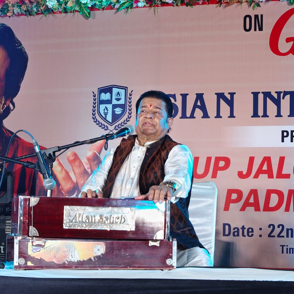 अनूप जलोटा बोले- अयोध्या के बाद मथुरा की बारी:फिरोजाबाद में कहा- राम खड़े हैं धनुष लिए अब वंशी की बारी है