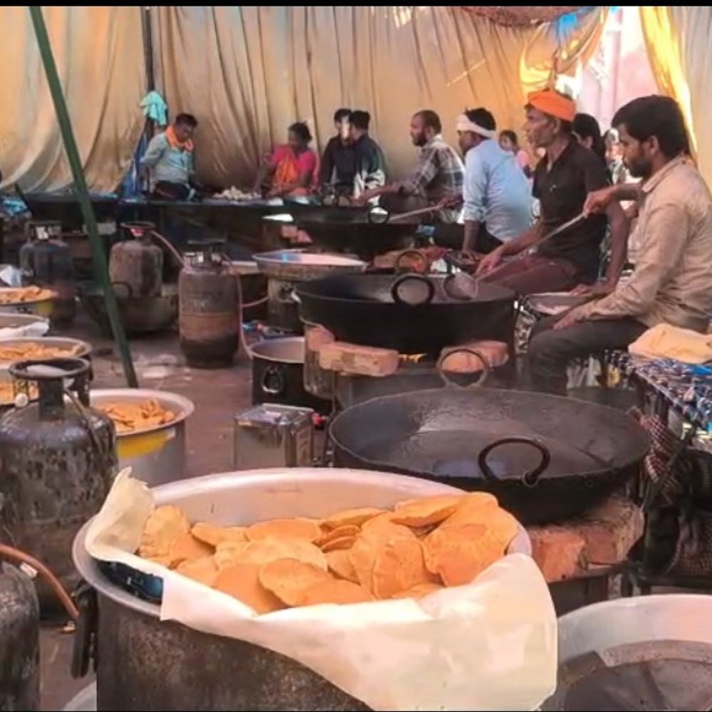 कानपुर में 'बाबा का रिसेप्शन' हुआ:आनंदेश्वर महादेव में सवा लाख भक्तों ने मटर-पनीर का प्रसाद खाया, 'बर्फीला' श्रृंगार होगा