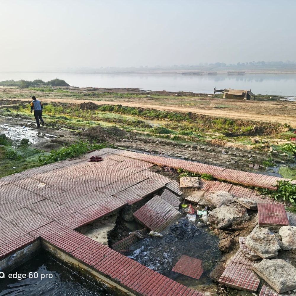 यमुना तट पर अंत्येष्टि स्थल बदहाल, स्नान कुंड क्षतिग्रस्त:औरैया में परिजनों के अंतिम संस्कार में परेशानी, समिति ने जीर्णोद्धार पर की चर्चा