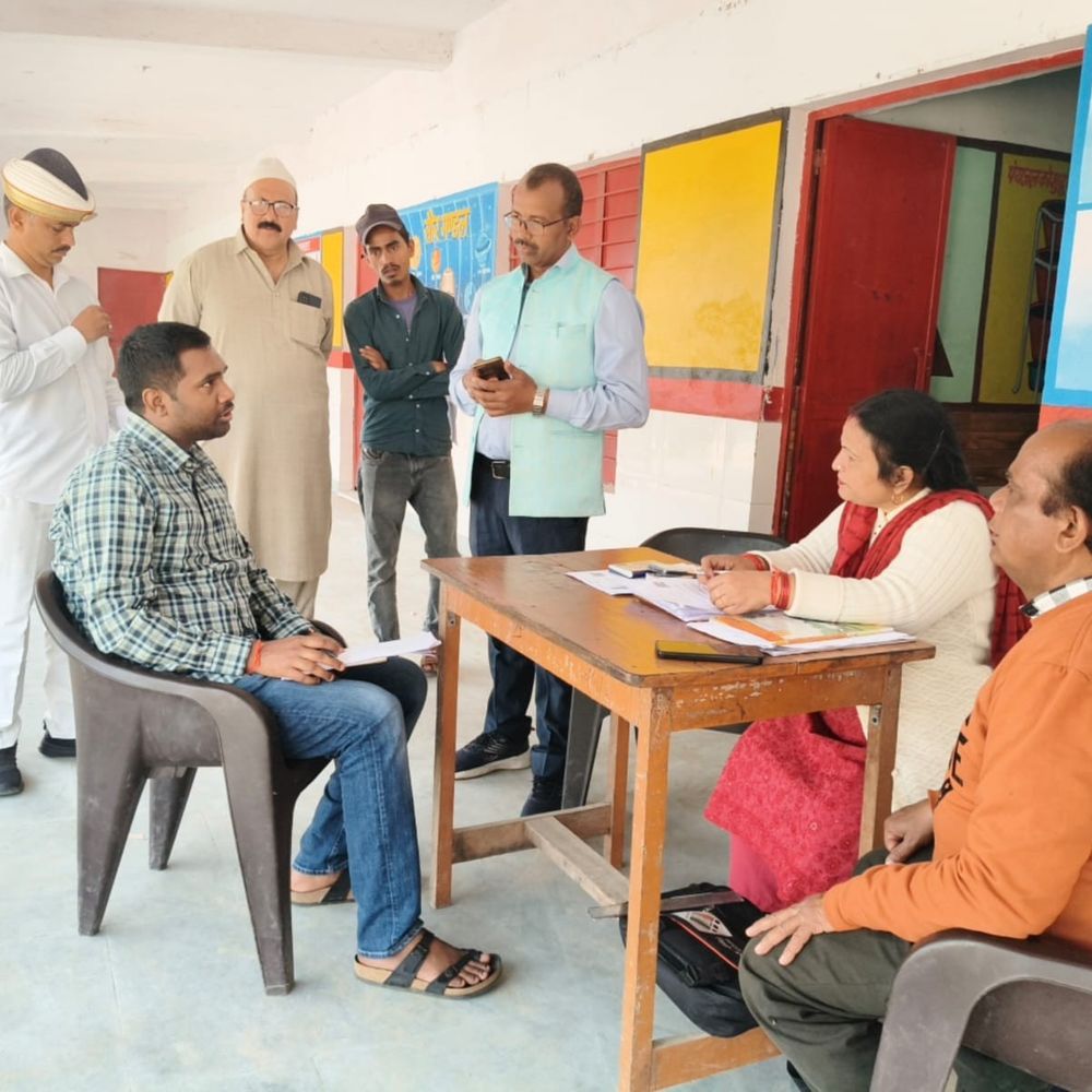 उप जिला निर्वाचन अधिकारी ने मतदान केंद्रों का निरीक्षण किया:व्यवस्थाओं का जायजा लिया, समीक्षा कर दिए निर्देश