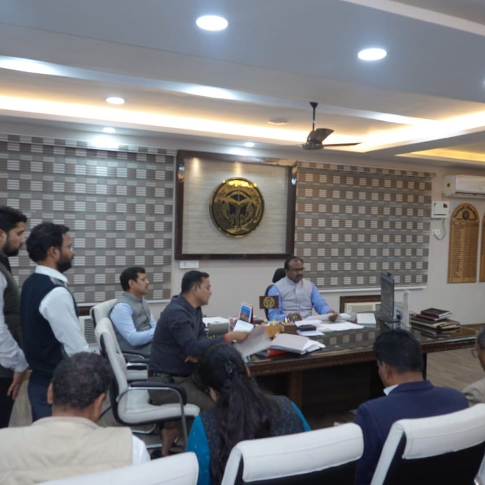 महराजगंज में जिलाधिकारी ने जन शिकायतों की समीक्षा की:IGRS समेत सभी शिकायतों पर अधिकारियों को दिए सख्त निर्देश