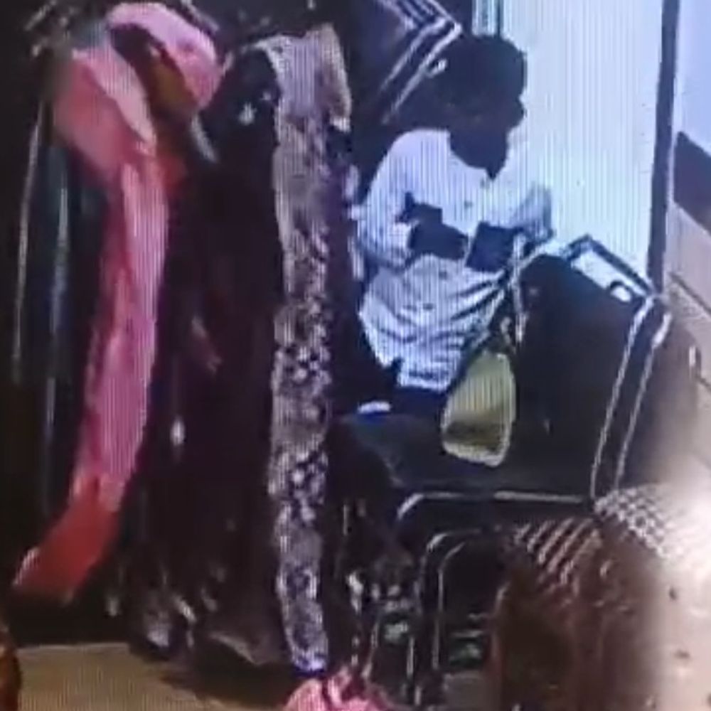 हाथरस में शादी से जेवर-कैश से भरा बैग चोरी, VIDEO:दुल्हन की बहन पर खुजली वाला स्प्रे किया, बैग लेकर भागा बच्चा