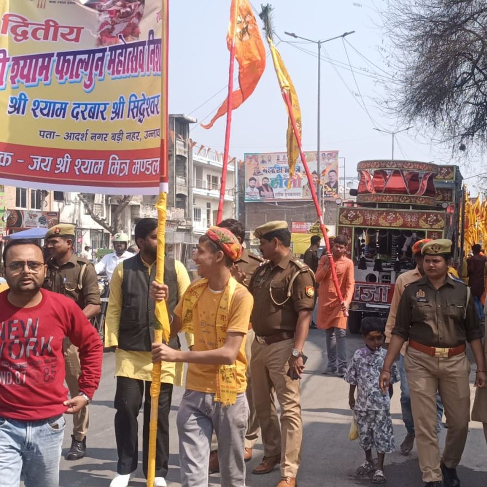 उन्नाव में सैकड़ों श्याम भक्तों ने निकाली निशान यात्रा:शहर में गूंजे 'जय श्री श्याम' के जयकारे, भक्तिमय हुआ माहौल