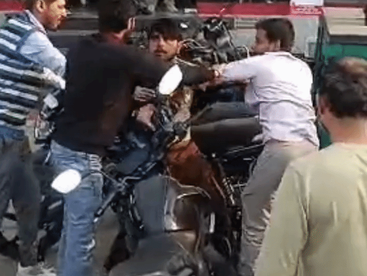 हापुड़ में दो युवकों में मारपीट , VIDEO:  दिल्ली रोड स्थित एसएसवी डिग्री कॉलेज के बाहर विवाद, लात-घूंसों से एक-दूसरे पर हमला – Hapur News