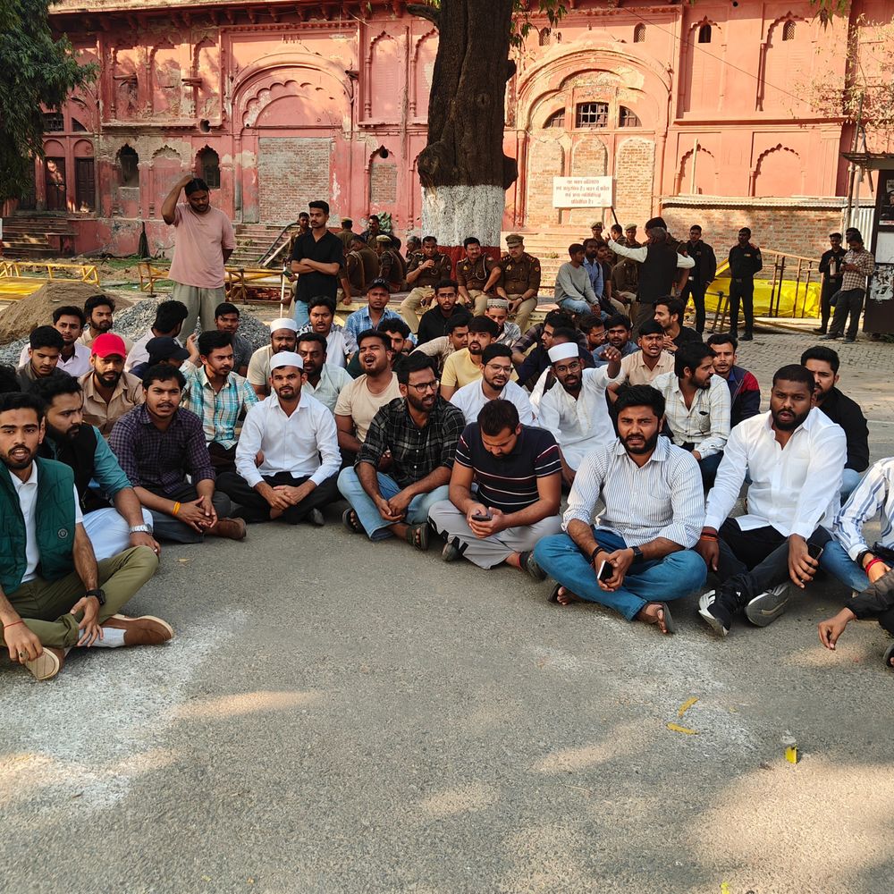 लखनऊ विश्वविद्यालय में छात्रों का हंगामा:लाल बारा दरी के अंदर बनी मस्जिद को सील करने का लगाया आरोप , छात्रों का हंगामा