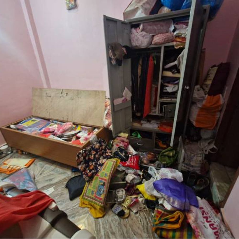 झांसी में घर से 1.78 लाख कैश व गहने चोरी:पोती होने पर दादा-दादी गुरुग्राम गए थे, चोरों ने ताले तोड़कर माल उड़ाया