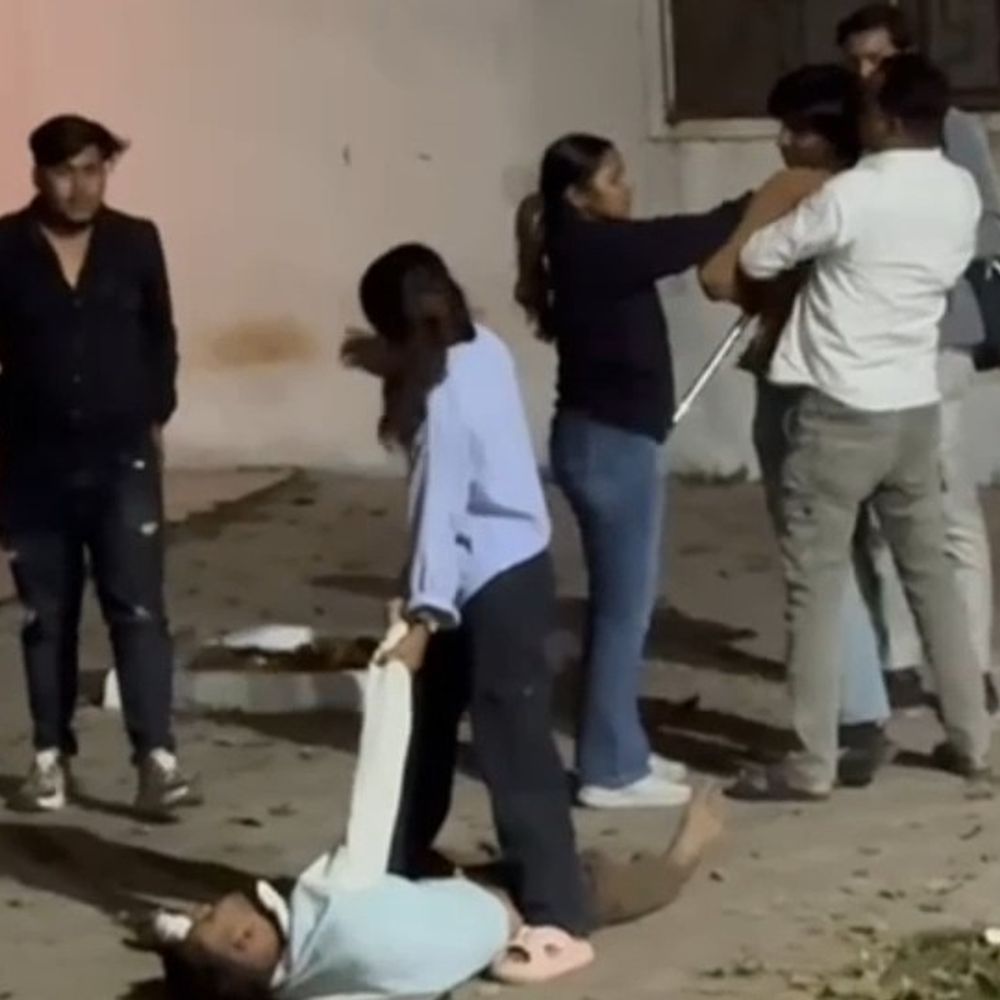 रीवा में बीच शहर युवक की पिटाई, VIDEO:  दोस्त की बहन से अफेयर पर भड़का भाई; लाठी-डंडों से जमीन पर लिटाकर पीटा – Rewa News