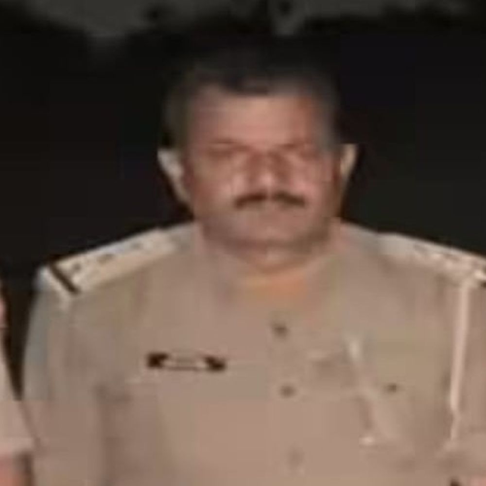 आगरा पुलिस कमिश्नरेट में डीसीपी से बड़े थाना प्रभारी:वसूली के आरोपी सिपाही को लाइन हाजिर के बाद भी नहीं किया रिलीव, अब गिरी गाज