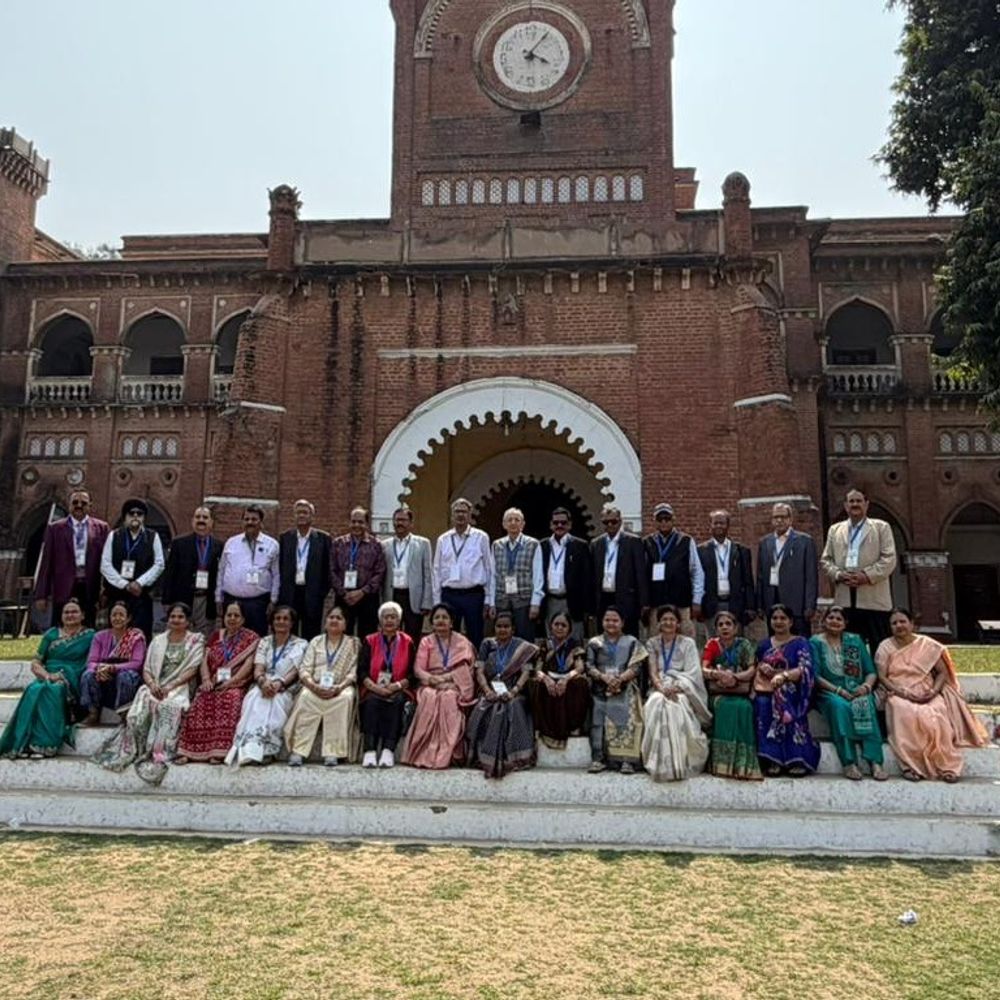 47 साल बाद एलुमनाई मीट में मिले तो छलकीं आंखें:प्रयागराज के ईसीसी कॉलेज के छात्र भावुक हुए, बेंचों पर बैठ यादें ताजा कीं