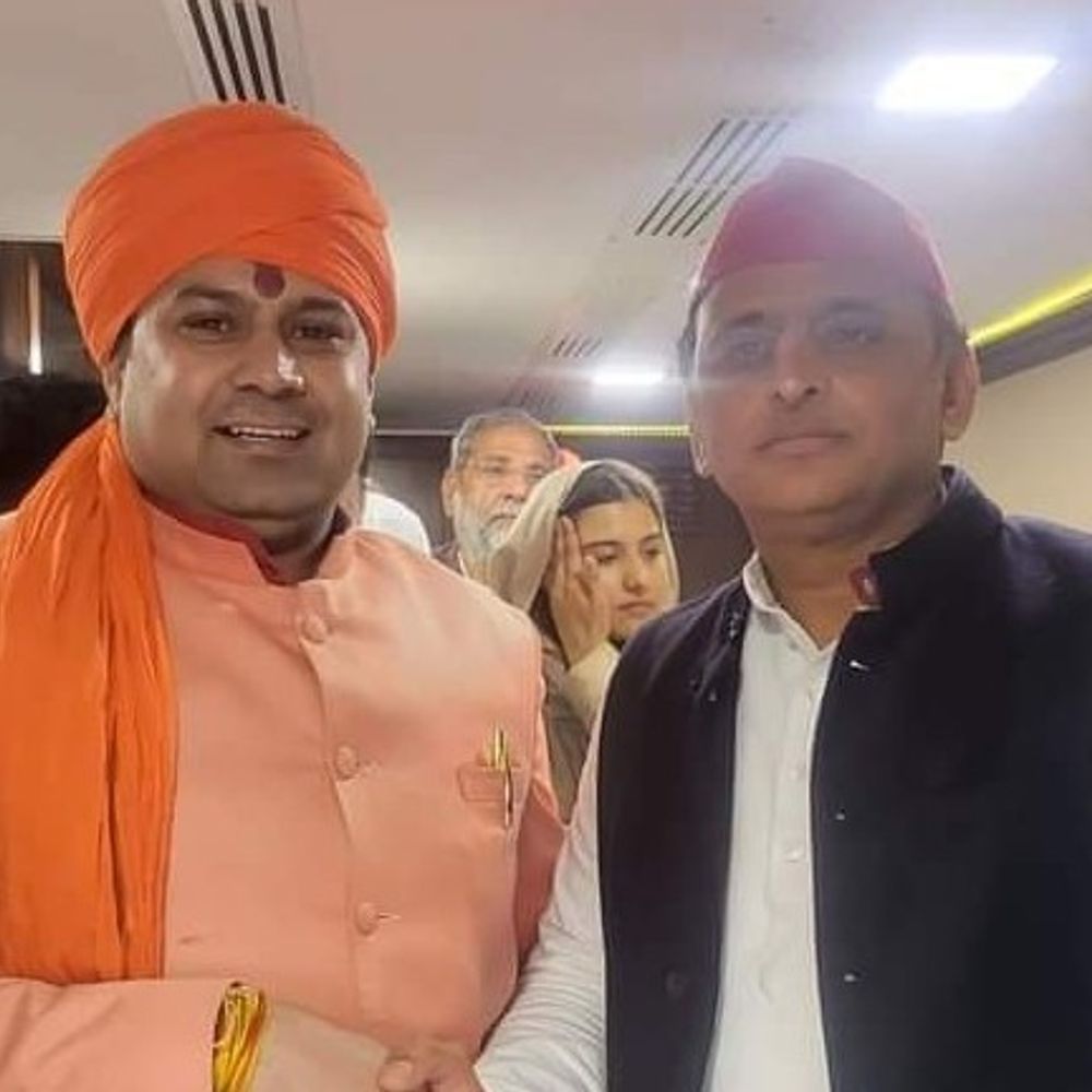 केंद्रीय मंत्रियों, भाजपा-सपा नेताओं संग आशुतोष महाराज की तस्वीरें:अखिलेश के साथ फोटो जारी कर हमलावर, ब्रजेश पाठक-केशव मौर्या संग फोटो