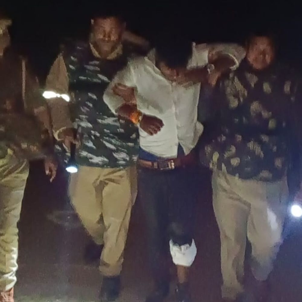 मुठभेड़ में 25 हजार का इनामी गो तस्कर गिरफ्तार:सोनभद्र में खुद को घिरता देख पुलिस पर चलाई गोली, जवाबी फायरिंग में हुआ घायल