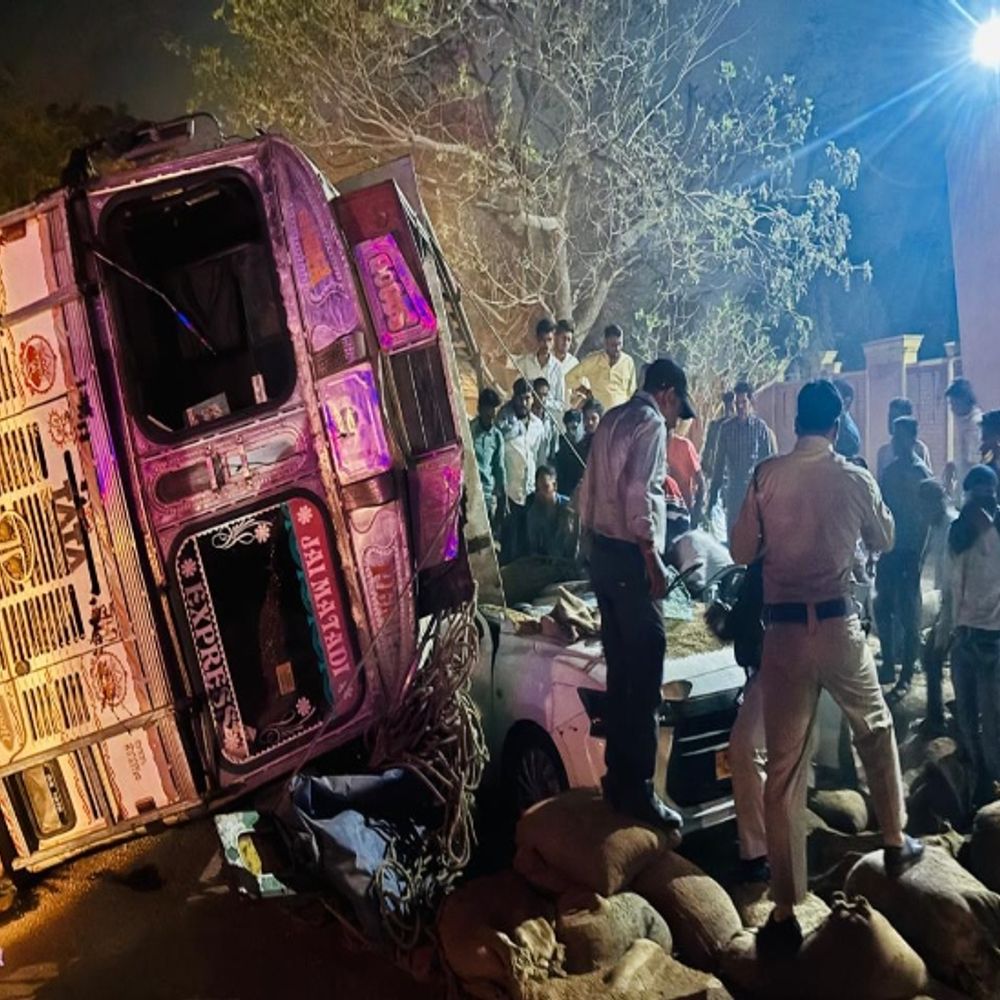 धान से लदा ट्रक कार पर पलटा,एक की मौत:  2 घायल, रायपुर में डीपीएस स्कूल के पास लॉकिंग हुक टूटने से हादसा, ड्राइवर हिरासत में – Raipur News