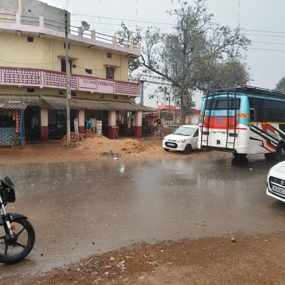 सोनभद्र में बारिश-आंधी:ओलावृष्टि से किसान चिंतित, खेतों में कटी फसल और सरसों को नुकसान की आशंका