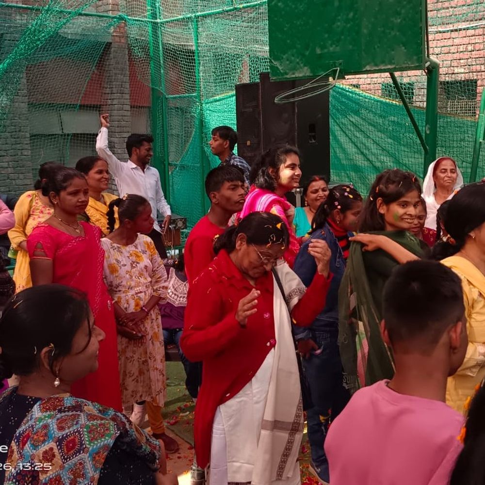 गुलाल से ज्यादा बच्चों की मुस्कानें बिखरीं:लखनऊ के चेतना संस्थान में विशेष बच्चों ने मनाई  होली
