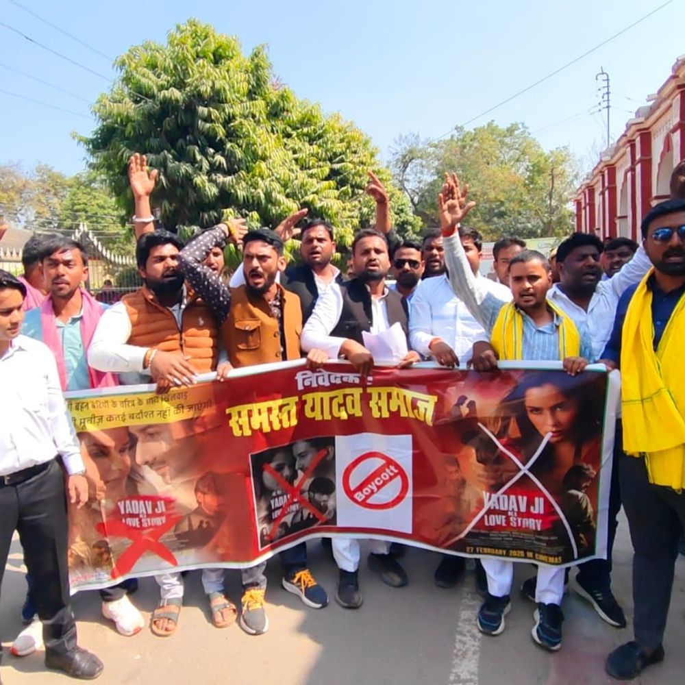फिल्म 'यादव जी की लव स्टोरी' का विरोध:सुल्तानपुर में यादव समाज ने राष्ट्रपति को संबोधित मांग पत्र सिटी मजिस्ट्रेट को दिया