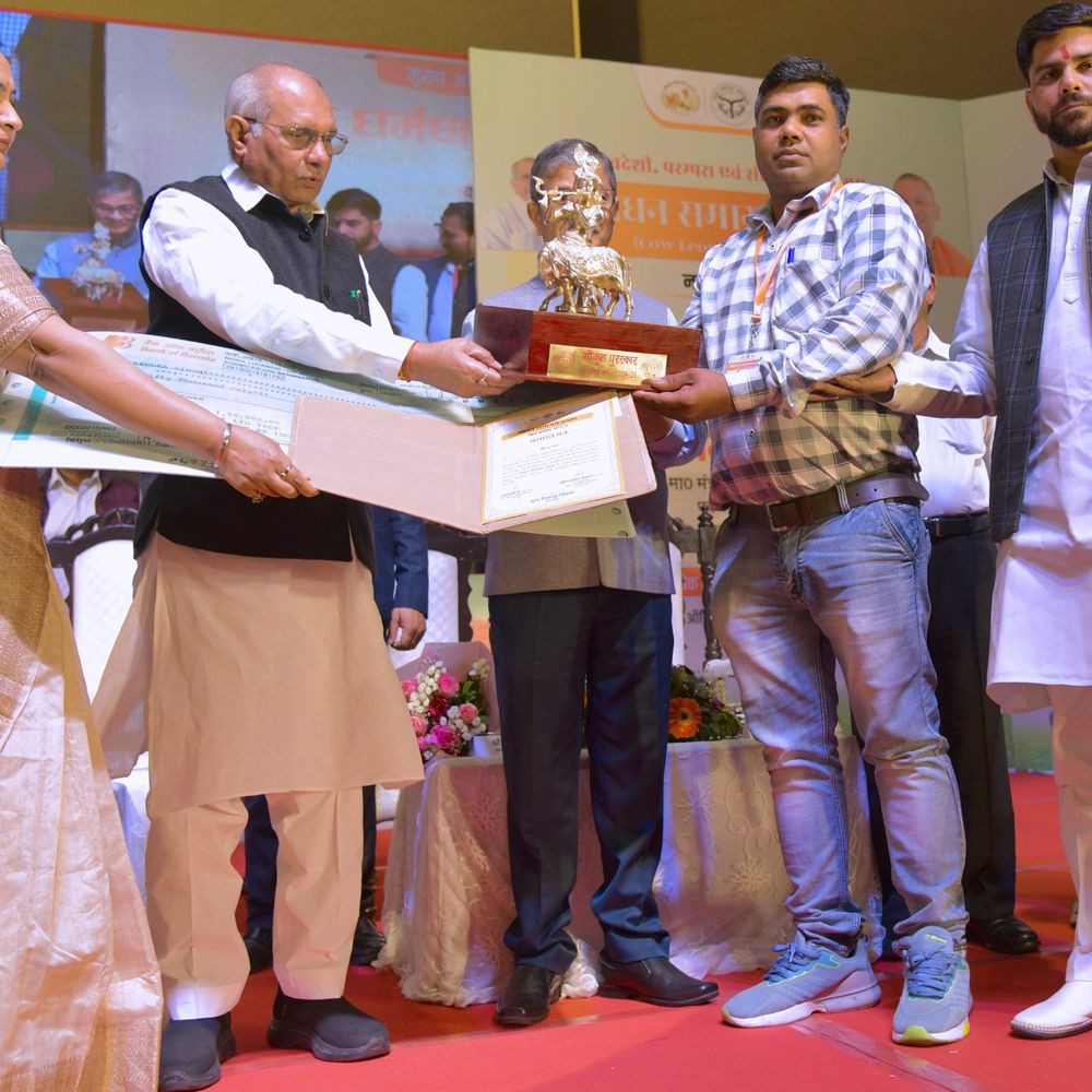 लखनऊ में गोधन समागम में जुटे किसान:पशुधन मंत्री ने किया सम्मानित, बोले- स्वदेशी नस्ल संरक्षण पर ध्यान देने से आय दोगुनी होगी