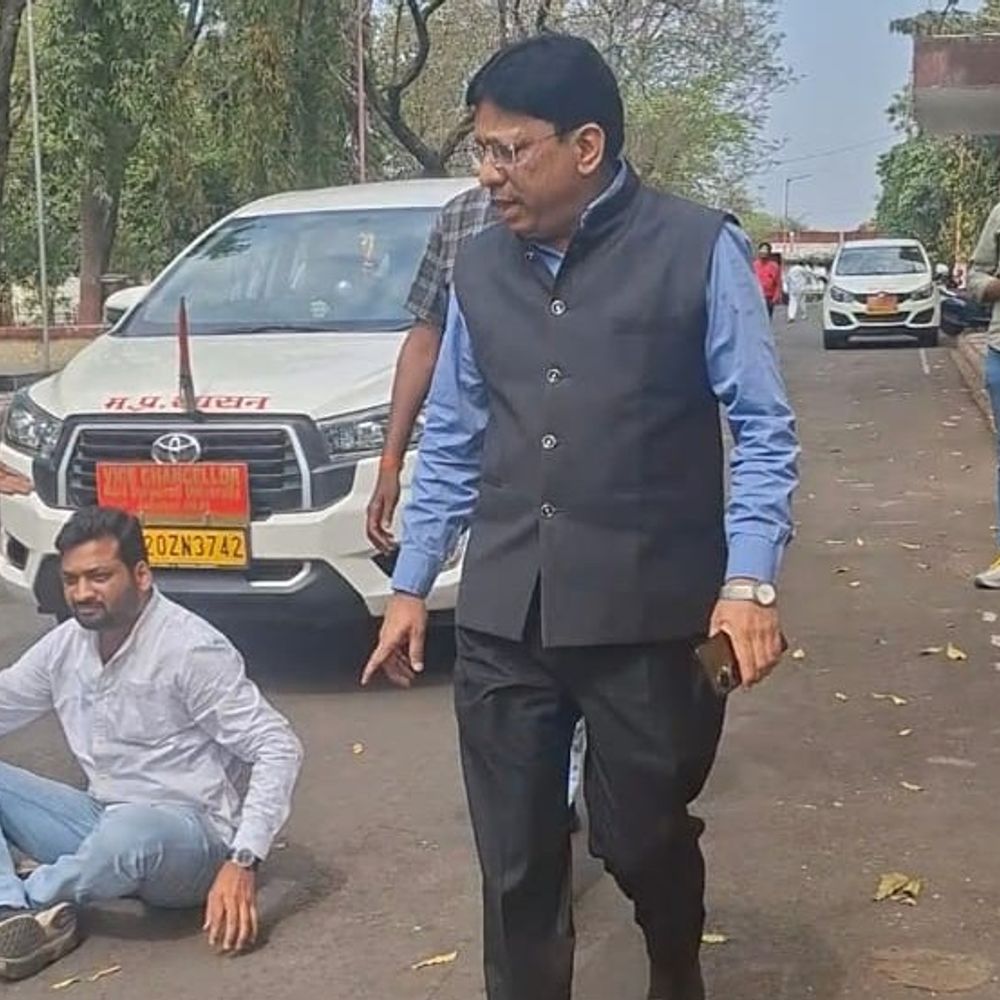 जबलपुर में एनएसयूआई कार्यकर्ताओं ने कुलगुरु को रोका:  बिना गाड़ी को हुए रवाना, कार्यकर्ताओं ने ऑफिस को घेरा; बोले-इस्तीफा दो घर जाओ – Jabalpur News