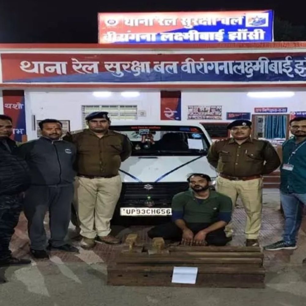 झांसी में रेलवे की पटरी चोर पकड़ा, साथी फरार:स्टेशन पर दिन में कार से ढोते थे सवारी, रात में करते थे लोहा चोरी