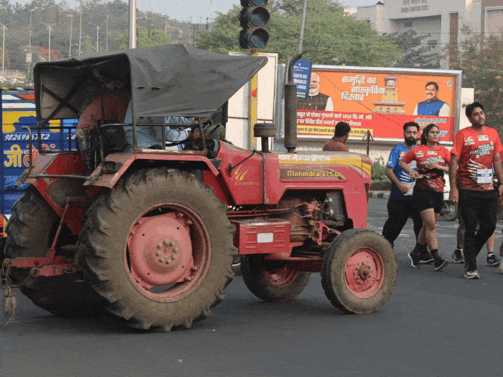 मैराथन के बीच दौड़ीं कार-बाइक:  हजारों धावकों के बीच घुसे वाहन, युवती घायल; बच्चे बाल-बाल बचे – Bhopal News
