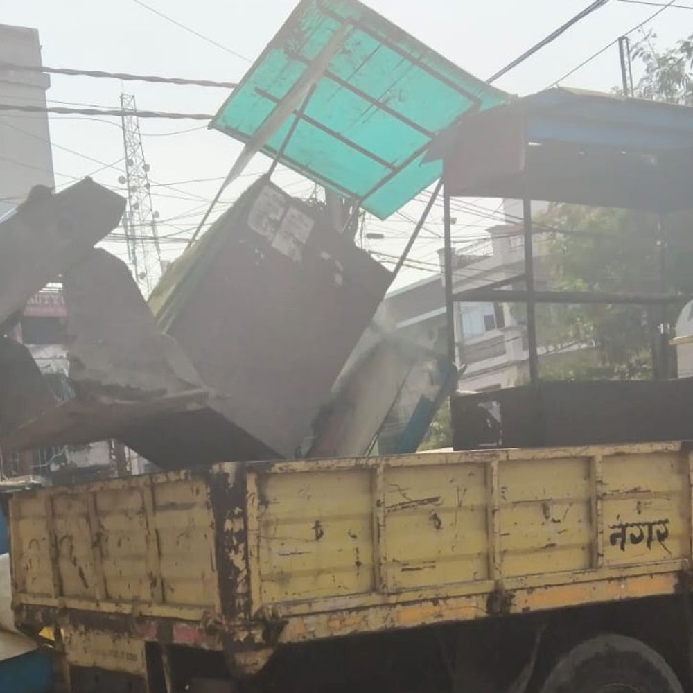 लखनऊ नगर निगम ने हटाया अतिक्रमण:अवैध वेंडरों की दुकानों के सामान जब्त, लगाया जुर्माना; जाम के चलते हुआ एक्शन