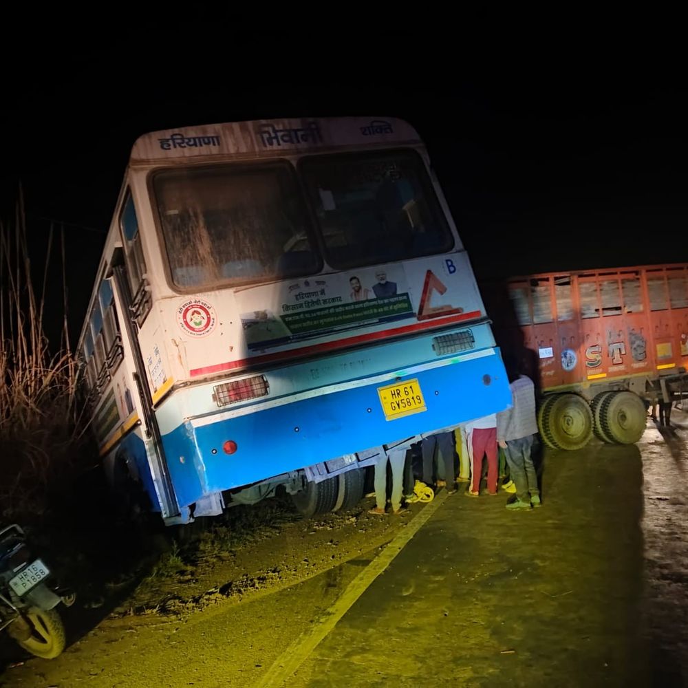 भिवानी-जींद मार्ग पर रोडवेज-ट्रक का एक्सीडेंट:  कैबिन काटकर निकाला ड्राइवर, जींद के चालक की मौत, सड़क से नीचे उतरी बस तो दर्जनभर घायल – Bhiwani News
