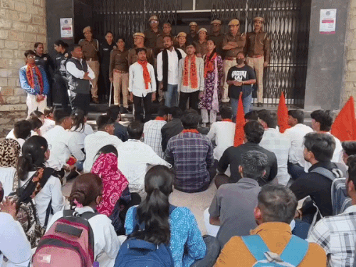 मेवाड़ यूनिवर्सिटी स्टूडेंट्स का विरोध प्रदर्शन जारी:  एबीवीपी ने दिया साथ, स्टूडेंट्स बोले – फर्जी डॉक्यूमेंट्स दिखाकर दिया था एडमिशन – Chittorgarh News
