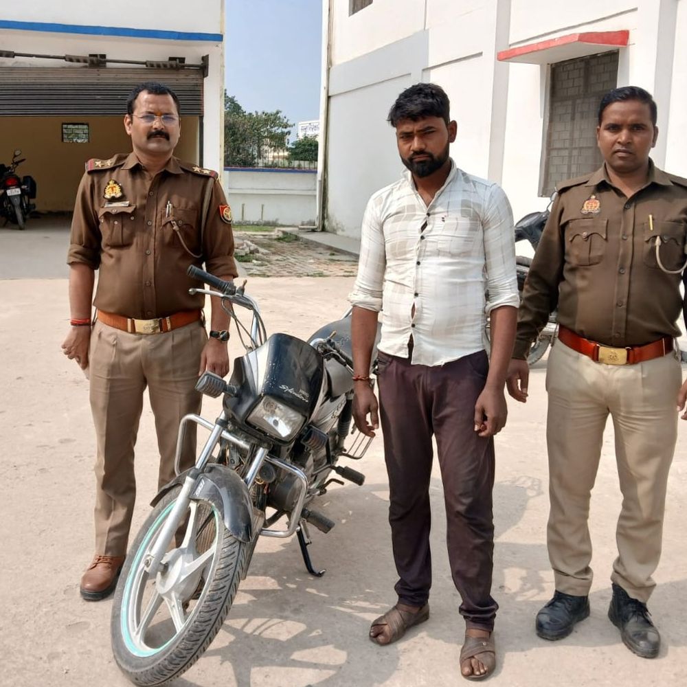 कौशांबी में बाइक चोर गिरफ्तार, चोरी की बाइक बरामद:शादी समारोहों से करता था वारदात, कानपुर का है आरोपी