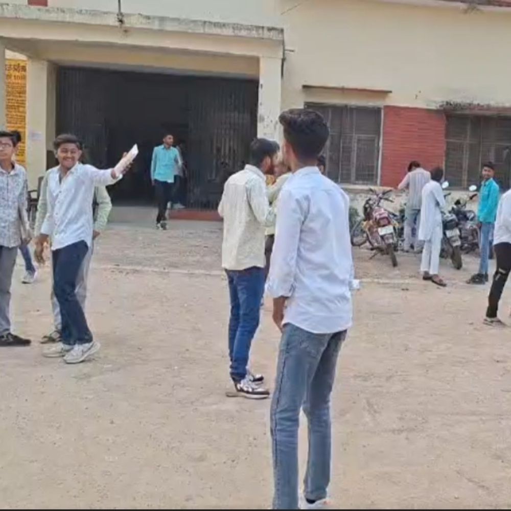 जालौन में बोर्ड परीक्षाएं संपन्न, 1584 छात्र अनुपस्थित:हाईस्कूल अंग्रेजी, इंटर जीव विज्ञान-गणित सहित कई विषयों की परीक्षा कड़ी निगरानी में हुई