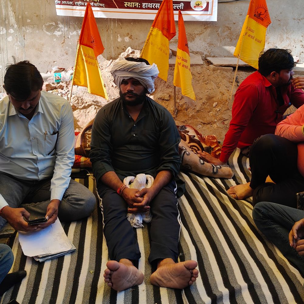 हाथरस में सवर्ण परिषद अध्यक्ष का धरना जारी:यूजीसी बिल, SC/ST एक्ट के विरोध में प्रदर्शन, बोले- फर्जी मुकदमों से झुकने वाले नहीं