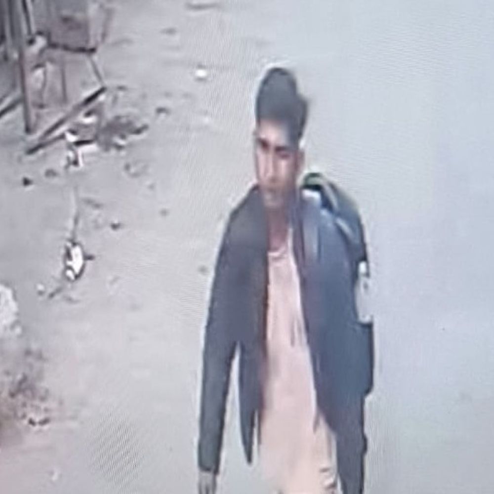 कासगंज तहसील से स्टांप वेंडर का बैग चोरी:96 हजार नकद, लैपटॉप गायब; चोर CCTV में कैद