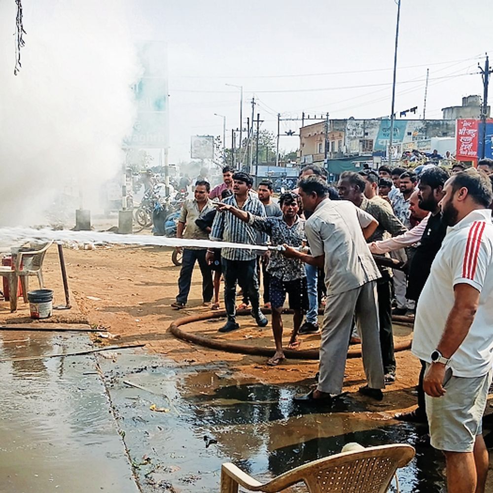 बैटरी दुकान में लगी आग, उपकरण-सामान जला