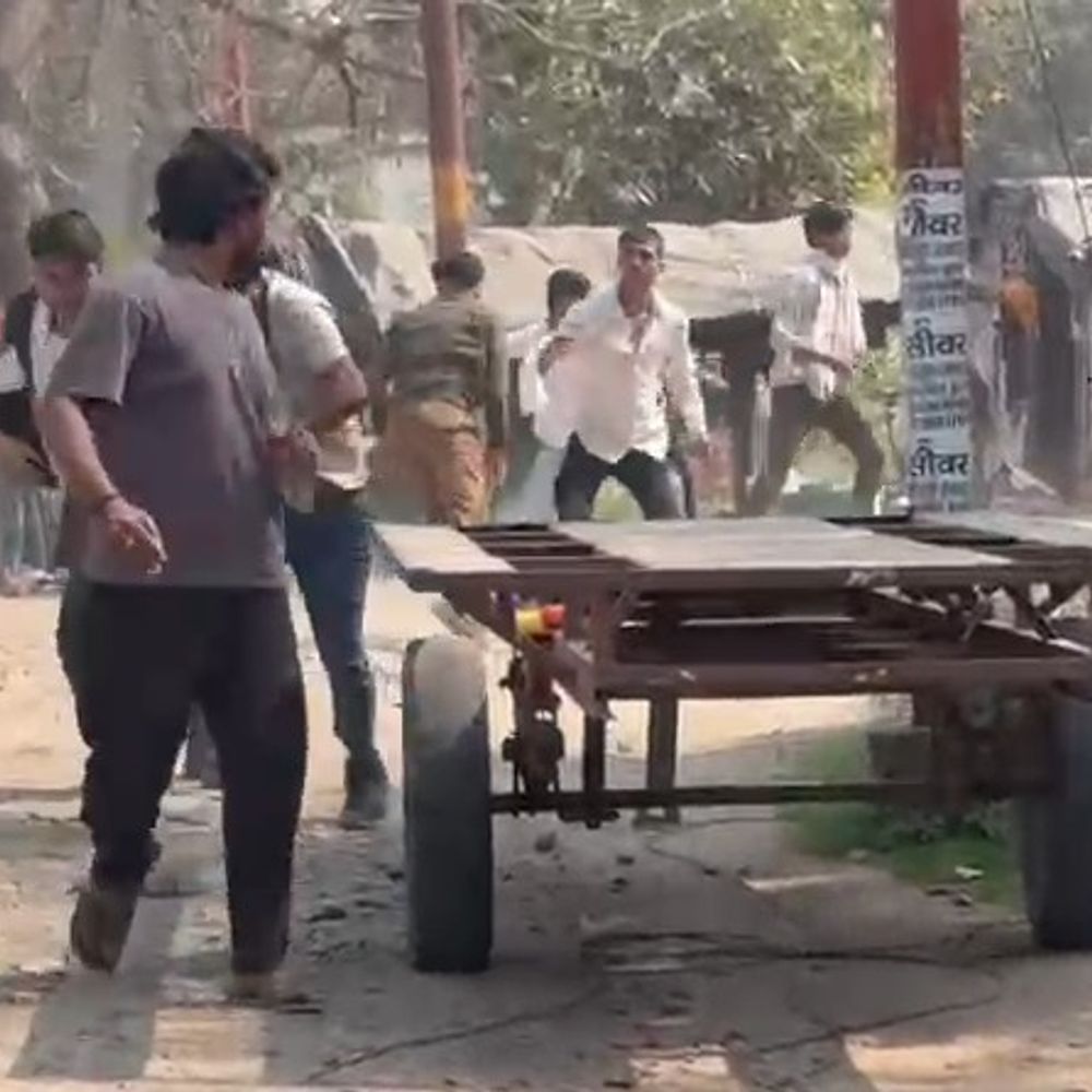 कोचिंग के बाहर छात्रों के दो गुट भिड़े, VIDEO:जमकर चले ईंट-पत्थर, पुलिस पहचान में जुटी