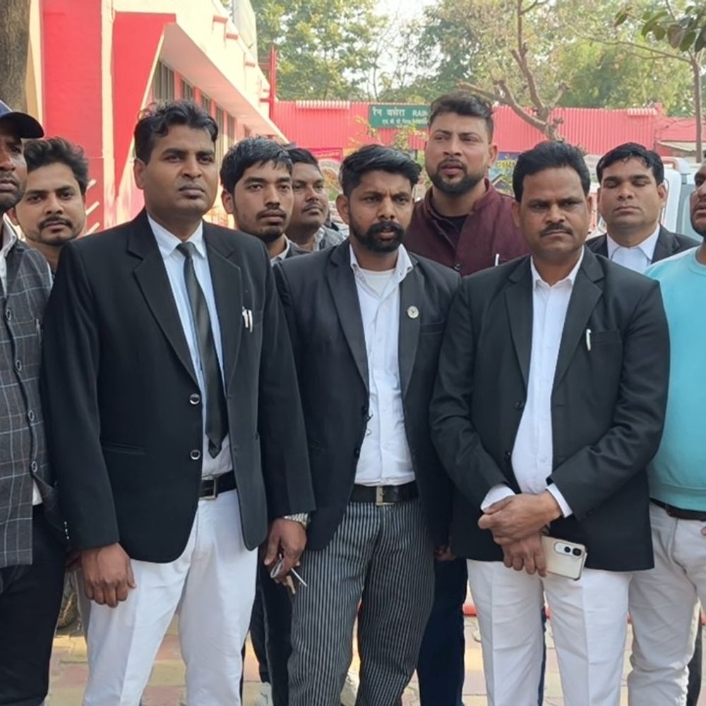 सहारनपुर में सरकारी डॉक्टर पर अभद्रता का आरोप:अधिवक्ताओं ने CMO को ज्ञापन सौंपा, कार्रवाई की मांग