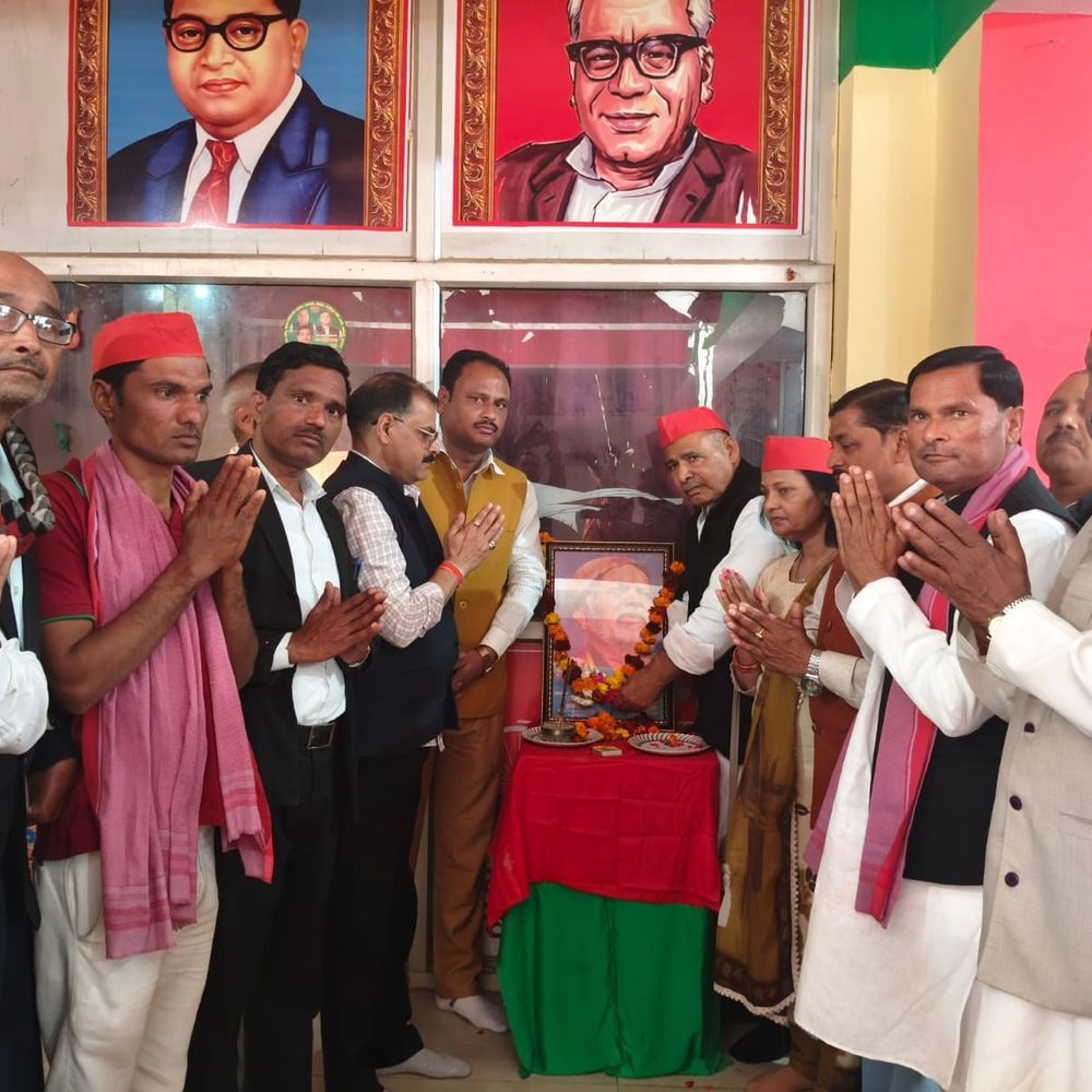 सपा कार्यालय पर संत गाडगे महाराज की जयंती मनाई गई:कार्यकर्ताओं ने उनके विचारों पर चलने का संकल्प लिया