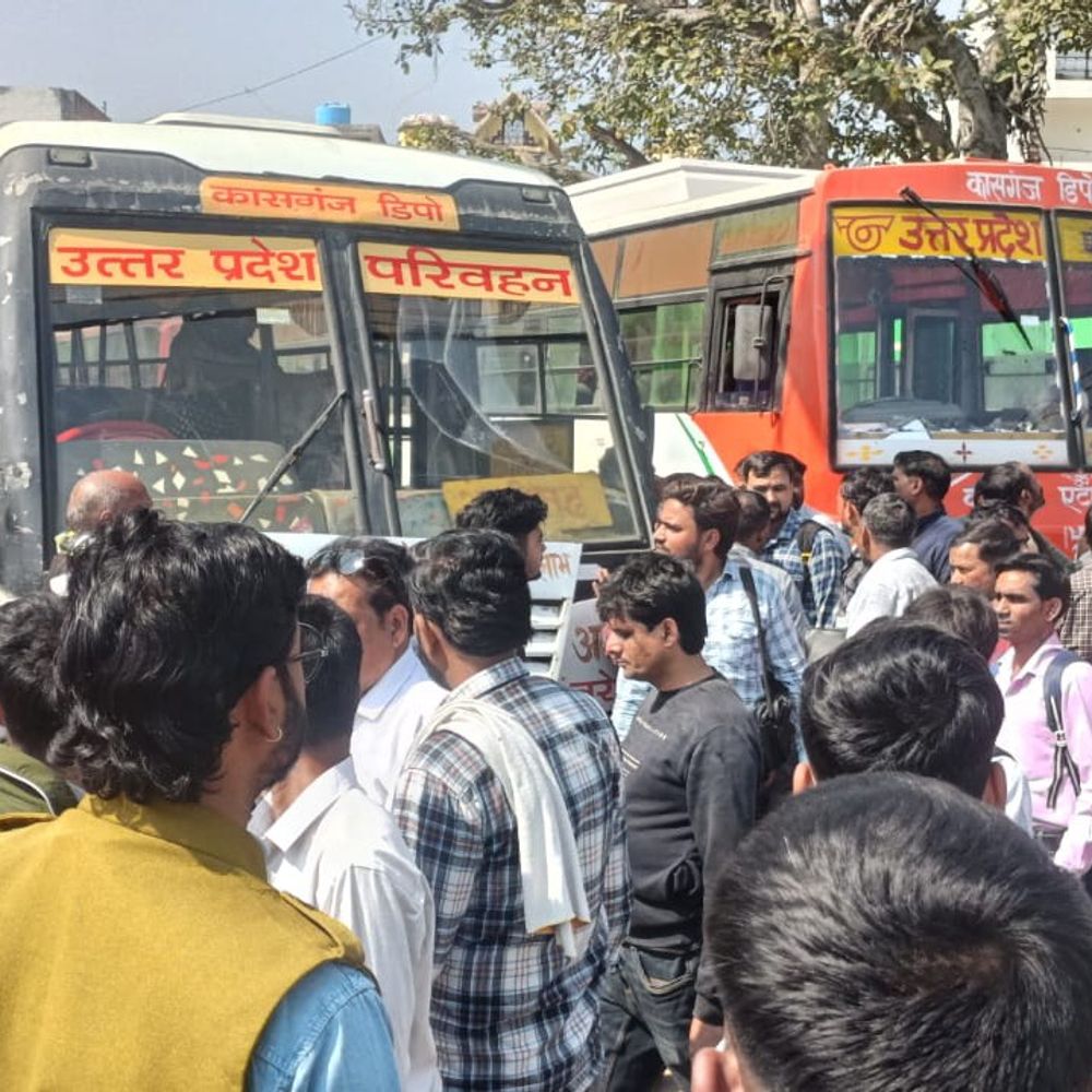 कासगंज बस स्टैंड पर चालक-परिचालकों का प्रदर्शन:पुलिस पर गेट बंद करने और अवैध चालान का आरोप, यात्री परेशान